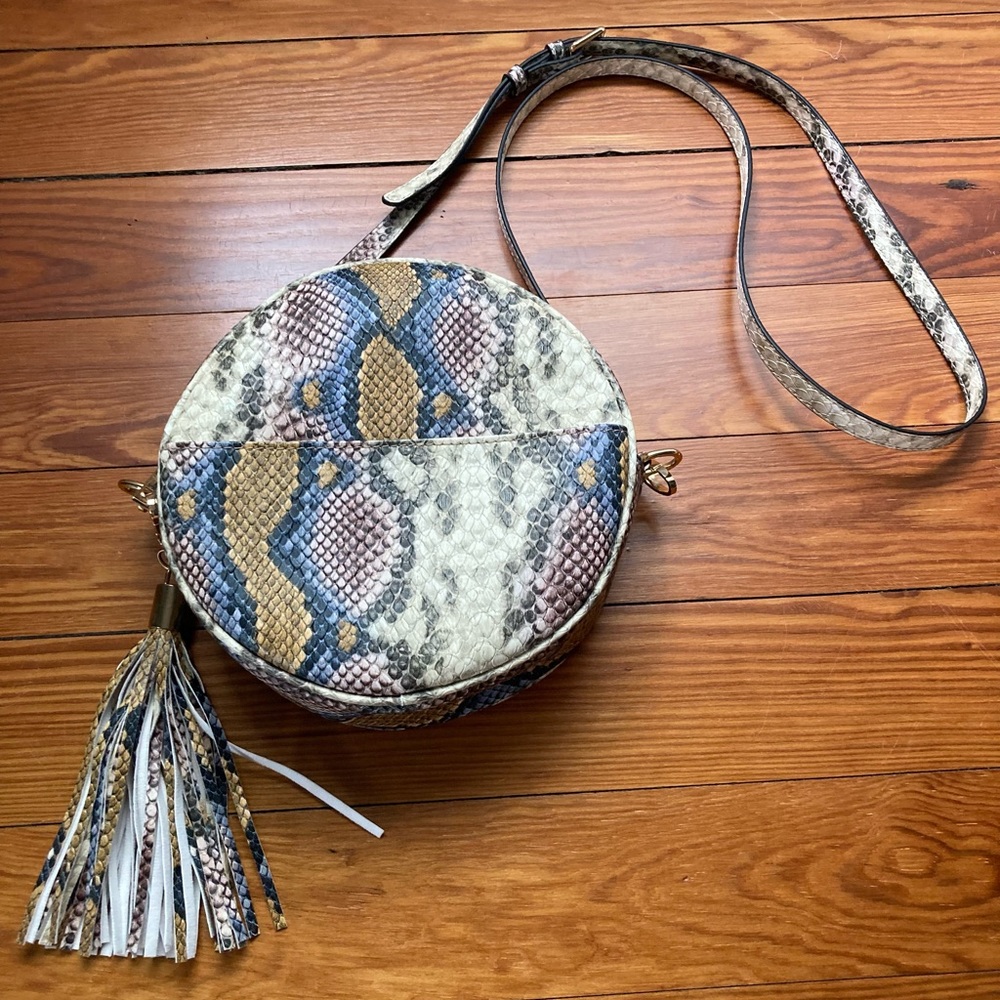 Round 8 in crossbody purse with tasseled zipper